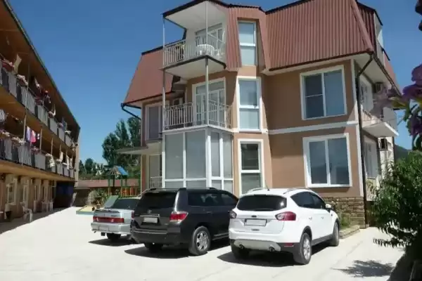 Гостевой дом «Солнечный», Республика Крым, Феодосия, Строительная, д. 13А