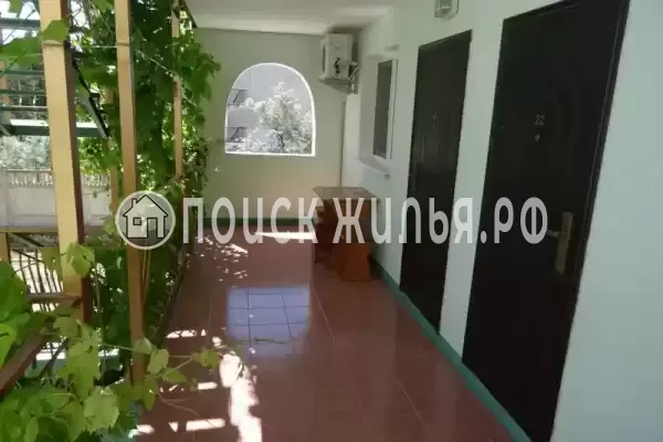 Гостиница «Зеленый дом у маяка», Саки