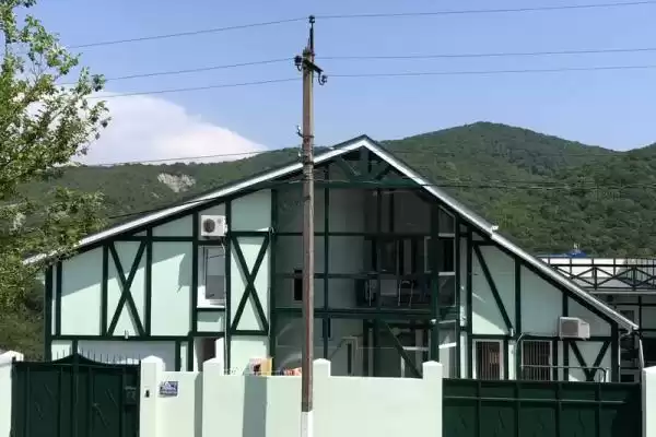 Частный сектор «Зеленый дом с бассейном»