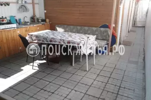 Частный сектор «Двухкомнатный деревянный домик с кухней»