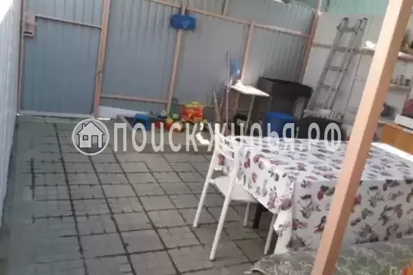 Частный сектор «Двухкомнатный деревянный домик с кухней»