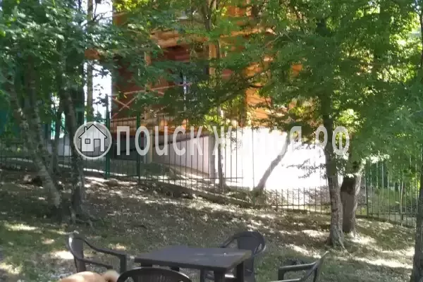 Частный сектор «Бревенчатый дом в лесу у моря»