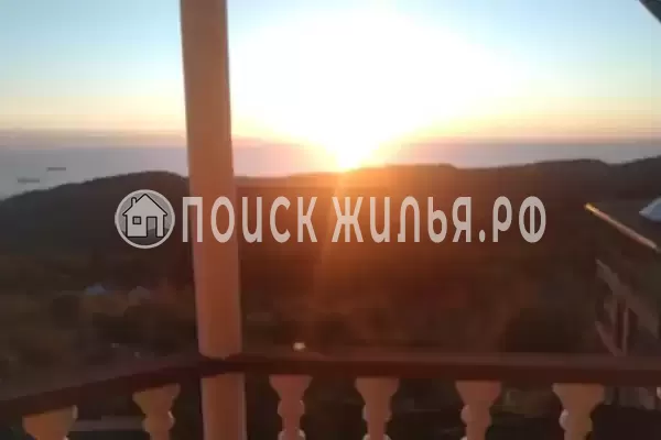 Частный сектор «Бревенчатый дом в лесу у моря»