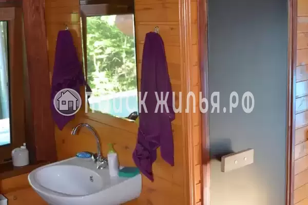 Частный сектор «Бревенчатый дом в лесу у моря»